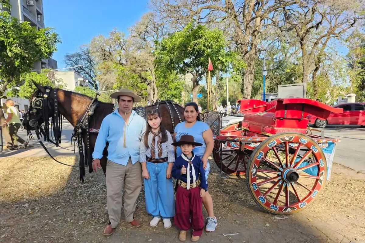 Un vendedor ambulante mantiene viva la tradición gaucha en la fiesta de la Virgen de La Merced