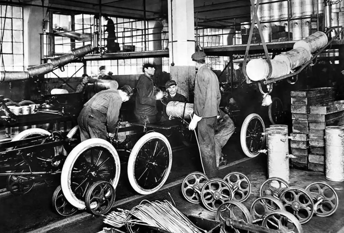 EN 1926. Un día como hoy, el empresario estadounidense Henry Ford implementó la semana laboral de ocho horas diarias.