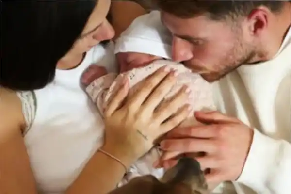 Nació la hija de Mac Allister y Ailén Cova: el original nombre que eligieron