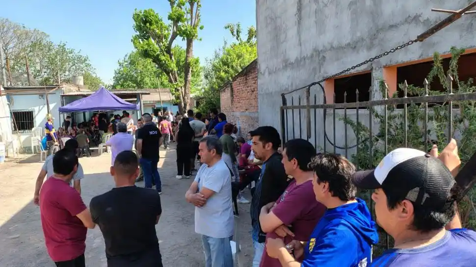 CONVOCATORIA. Decenas de vecinos del barrio El Paraíso se acercaron a despedir Maximiliano Enrique Acosta cuando se enteraron de su fallecimiento.