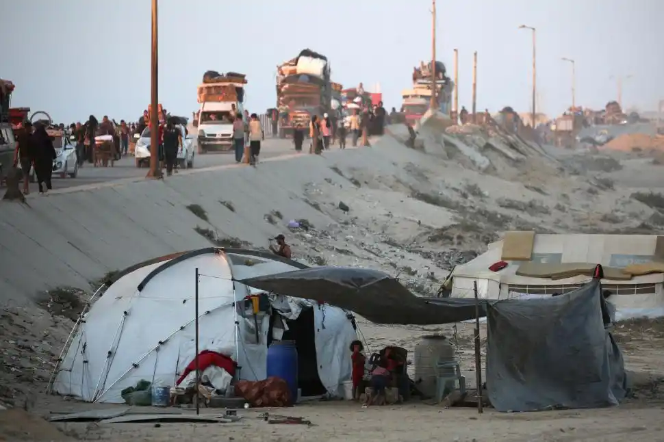 ÉXODO. Desplazados palestinos se mueven hacia el sur de la Franja. afp