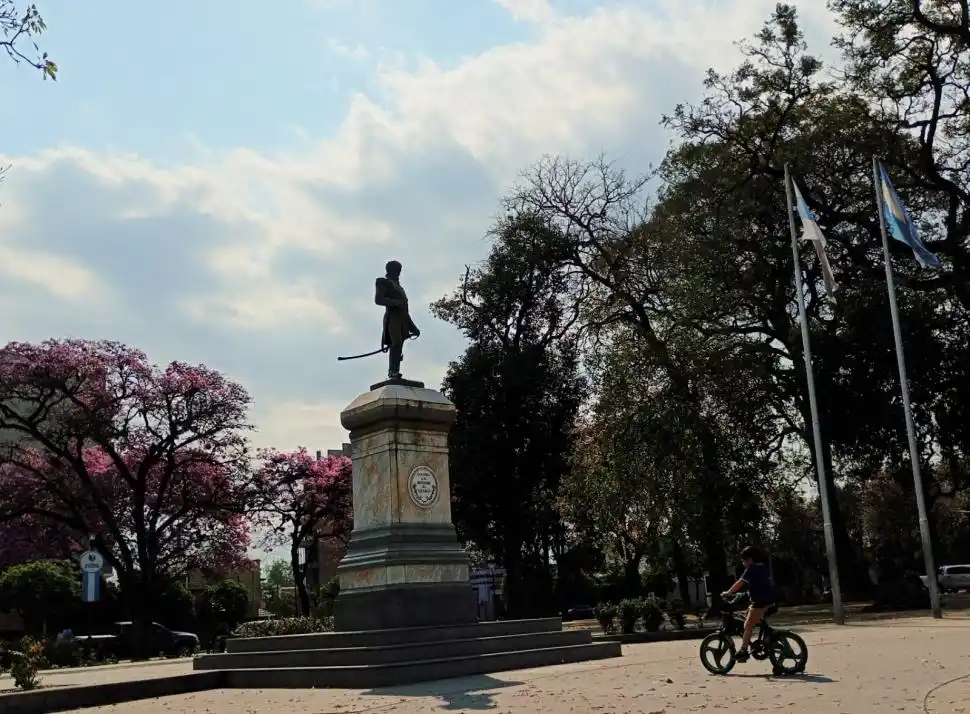 PLAZA BELGRANO. La estatua de bronce, obra de Francisco Cafferata.