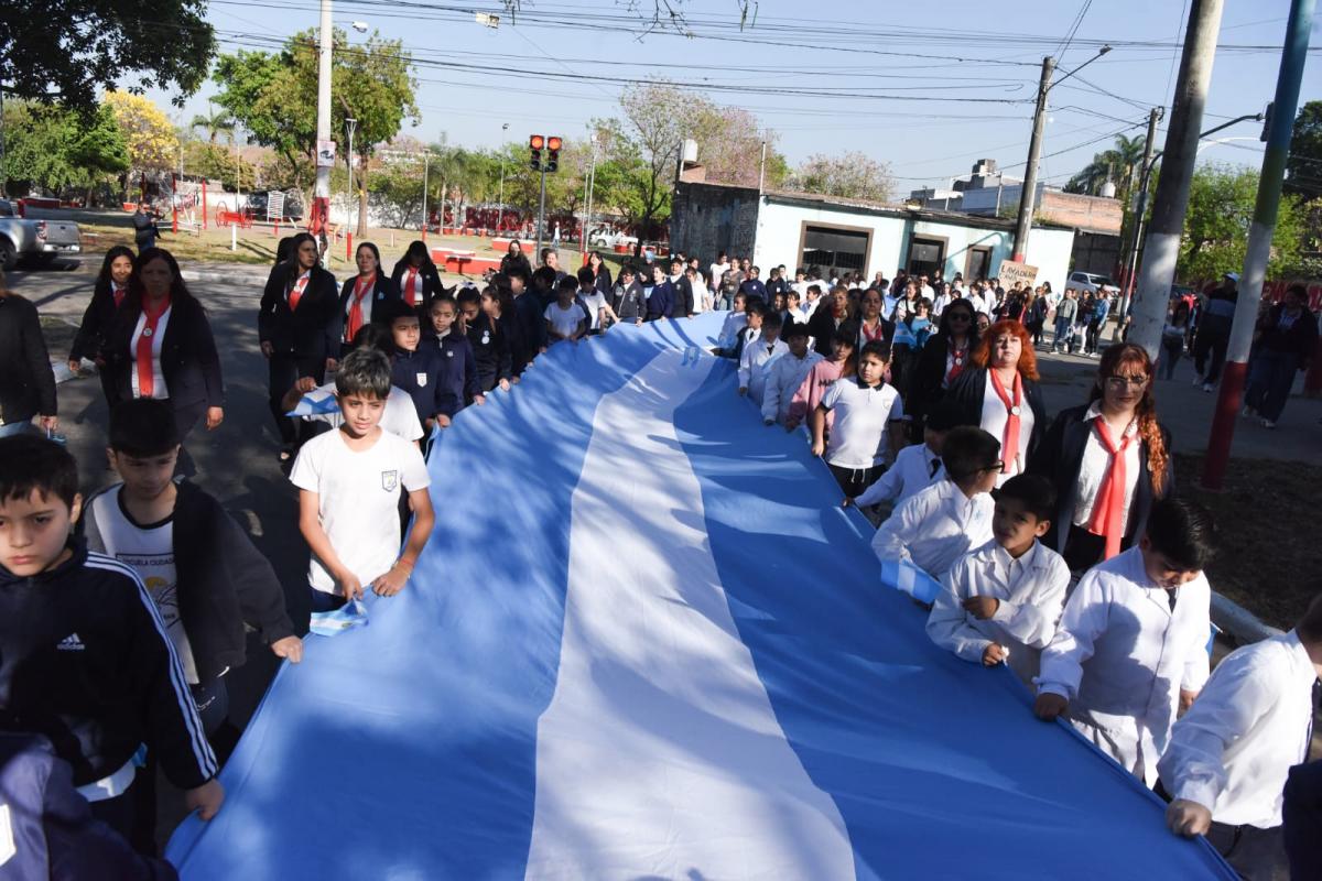 APRENDIZAJE. Estudiantes de la escuela Ciudadela participaron del desfile para sentir la historia de cerca. LA GACETA/ FOTO DE ANALÍA JARAMILLO
