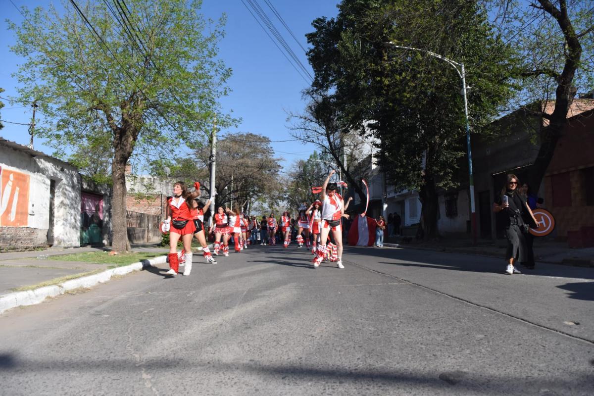 FIESTA. La murga de San Martín aportó color y celebración a la fecha. LA GACETA/ FOTO DE ANALÍA JARAMILLO