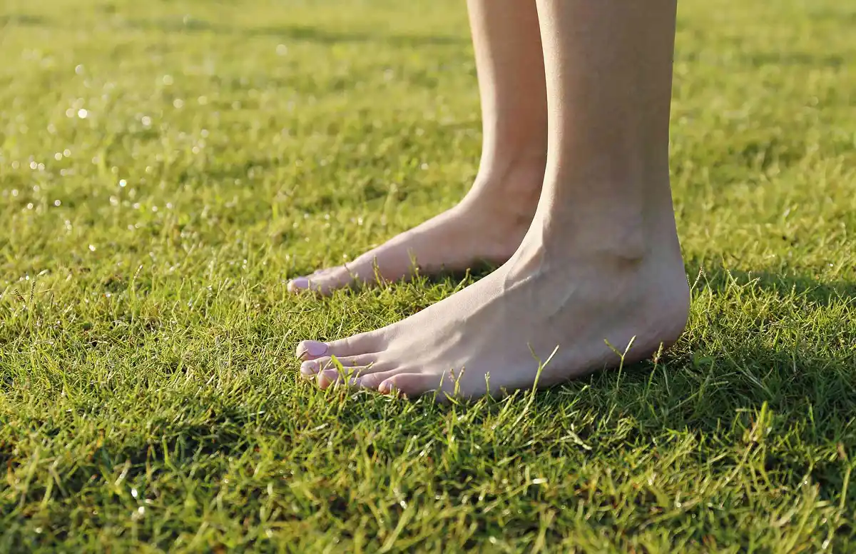 Grounding: los motivos por los que deberías caminar descalzo en diferentes etapas de tu vida