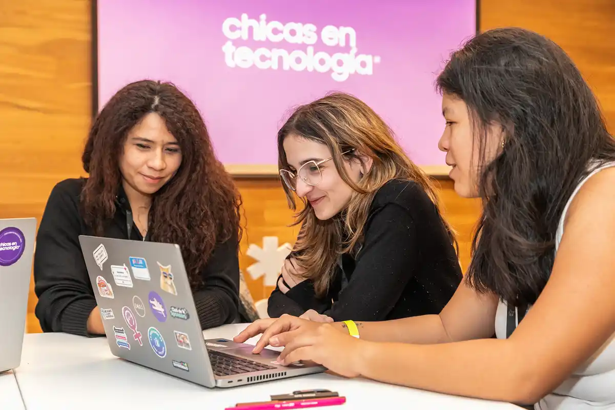 DEL AULA AL MUNDO DIGITAL. El encuentro invita a jóvenes de 13 a 23 años a sumarse a una experiencia gratuita de creatividad, innovación y liderazgo. / CHICAS EN TECNOLOGÍA