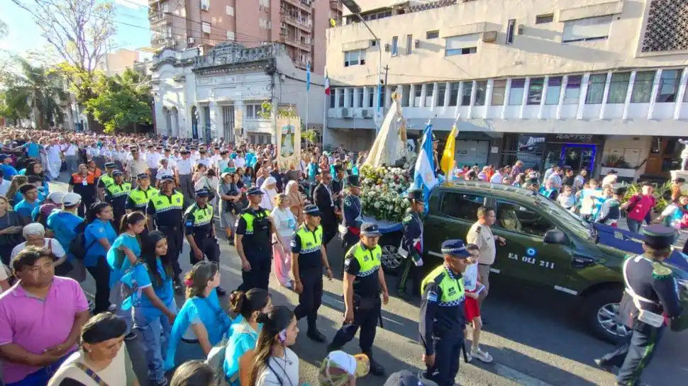 LA PROCESIÓN. Bajo el lema “Con María de la Merced, peregrinos de esperanza”, miles de fieles caminaron con entusiasmo por la tradición religiosa. 