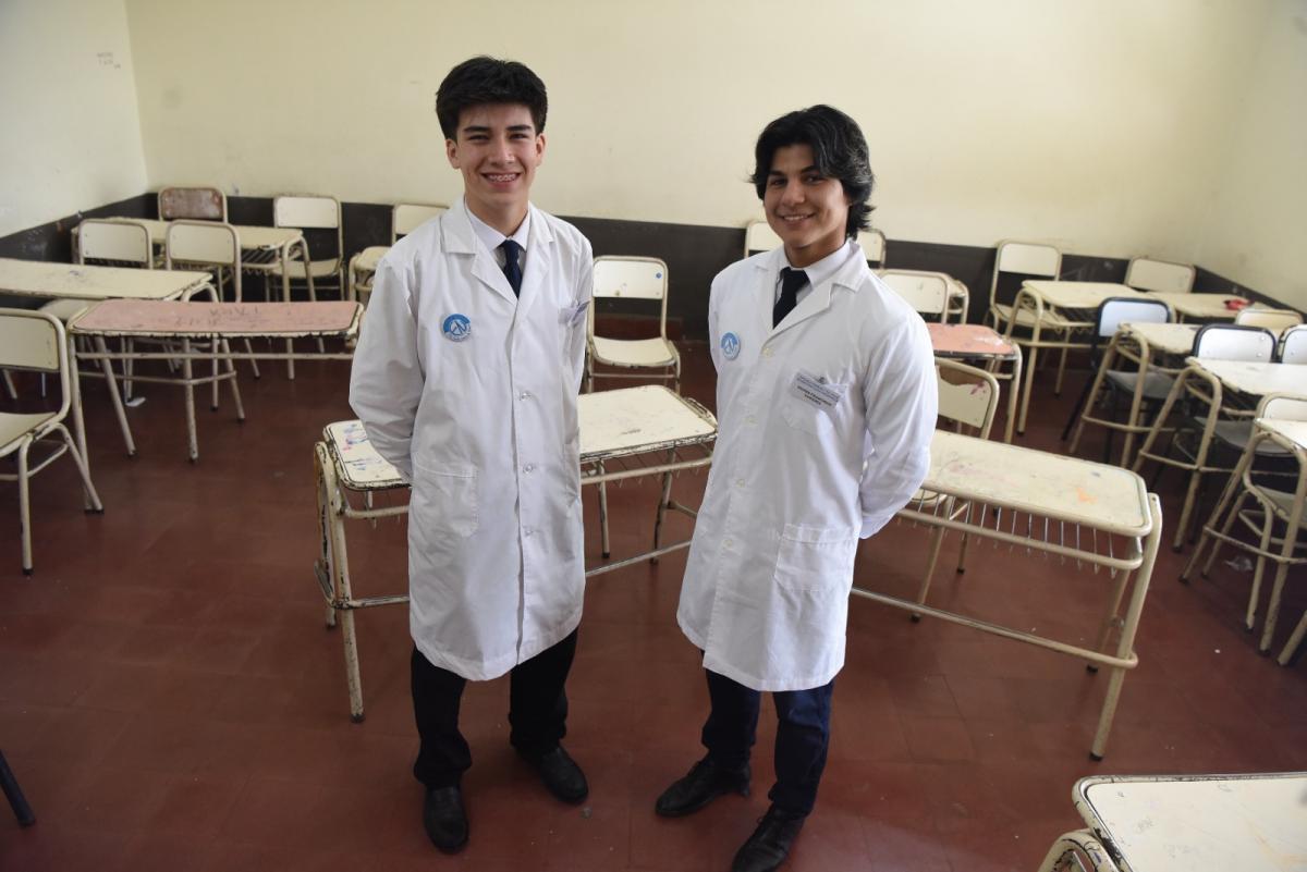 ESCUELA URBANA. Lautaro y Javier representan a la escuela Normal monteriza. LA GACETA/ FOTO DE ANALÍA JARAMILLO