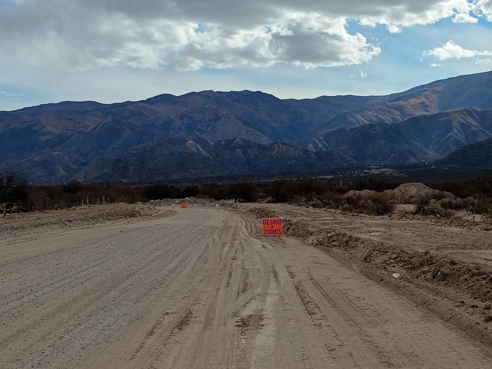 CINTA ASFÁLTICA Y BANQUINAS. Ahora la traza es mucho más ancha.