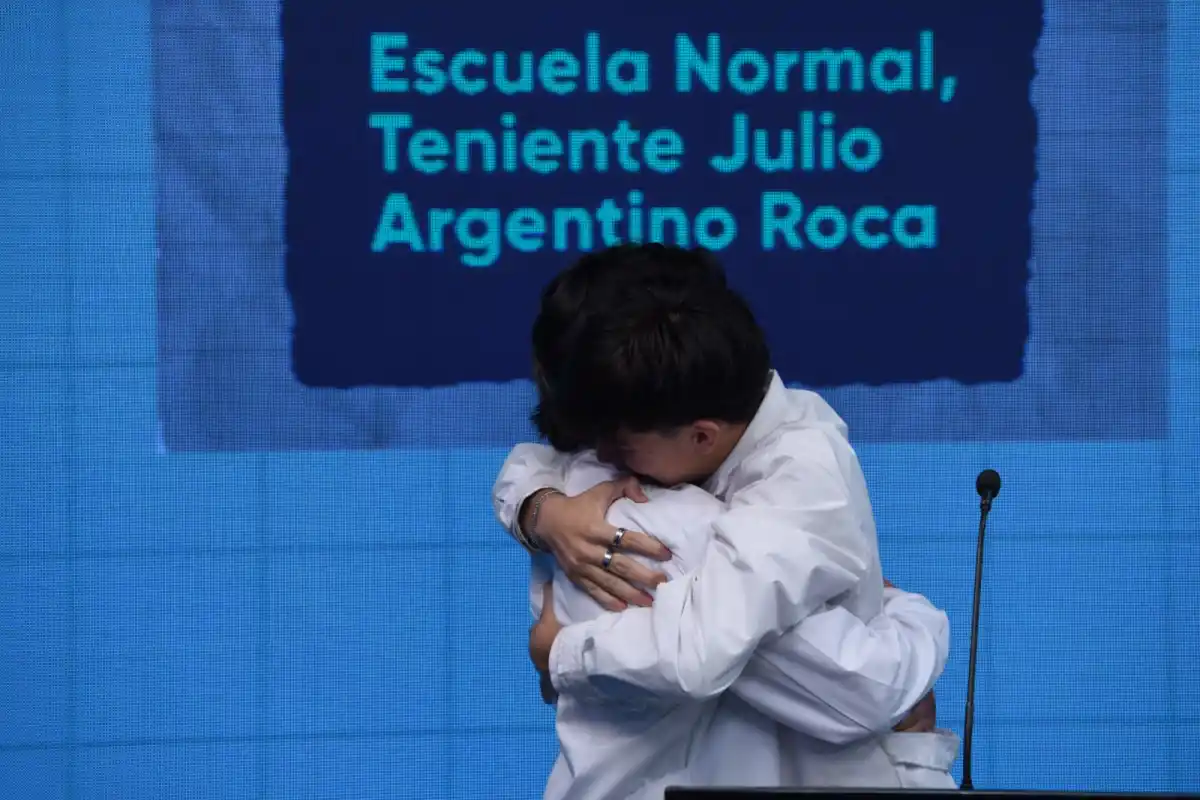 FESTEJO. Lautaro y Francisco se funden en un abrazo tras el anuncio que los declaraba ganadores. LA GACETA / FOTO DE DIEGO ARÁOZ