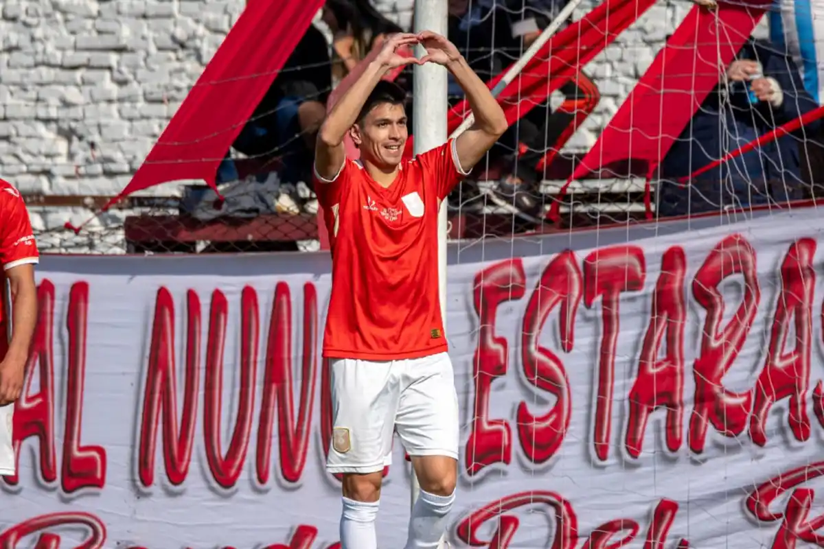 FESTEJO. Martínez Llanos celebra un gol con la camiseta de Tucumán Central; es uno de los goleadores del Rojo de Villa Alem.