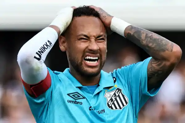 Escándalo con Neymar en Brasil: lo acusan de ser adicto al whisky, al tabaco y de acostarse de madrugada