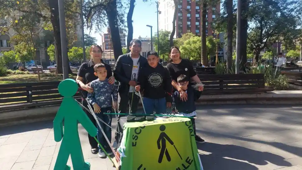 Día del bastón verde: en 2002 este elemento se institucionalizó como herramienta para personas con baja visión