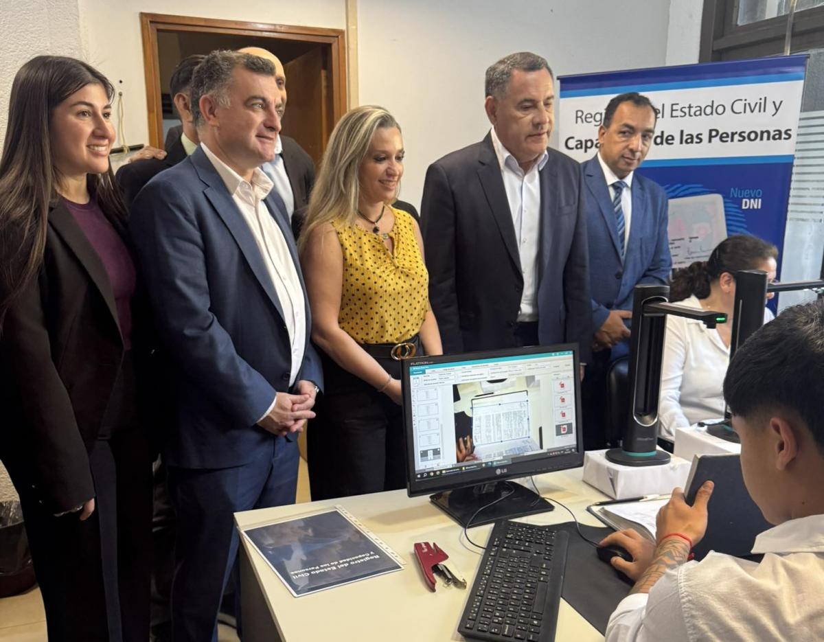 PRUEBA. El ministro de Gobierno Regino Amado, el secretario de Gobierno y Relaciones Institucionales, Raúl Albarracín y la directora del Registro Civil Carolina Bidegorry, en la previa al lanzamiento del sistema de actas digitales.