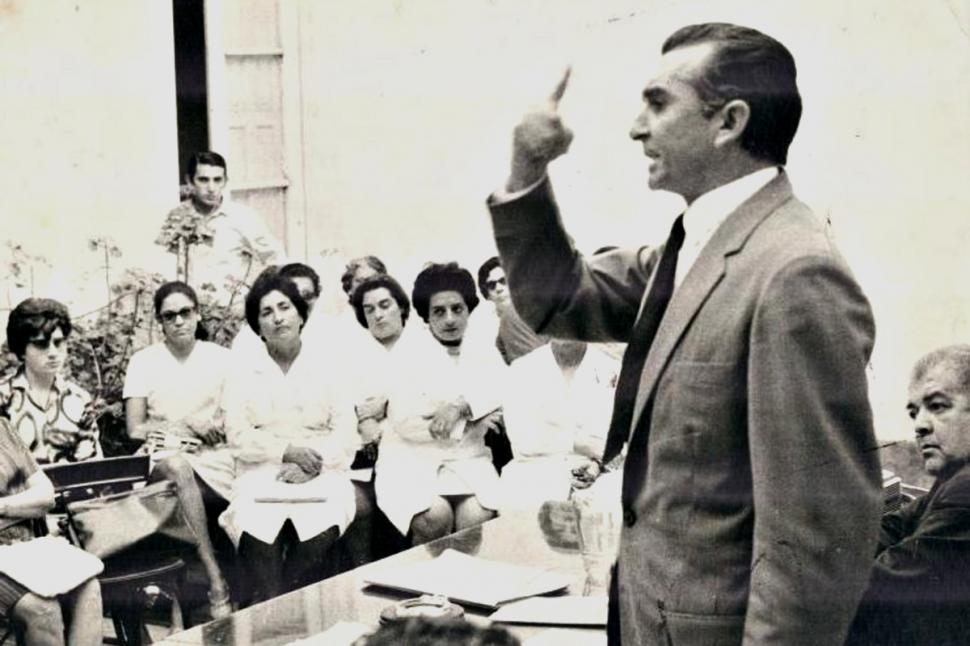 ISAURO ARANCIBIA. Maestro, sindicalista docente, creador de la Ctera y luchador incansable. Nació el 25 de marzo de 1926 y fue asesinado el 24 de marzo de 1976 junto a su hermano Arturo.