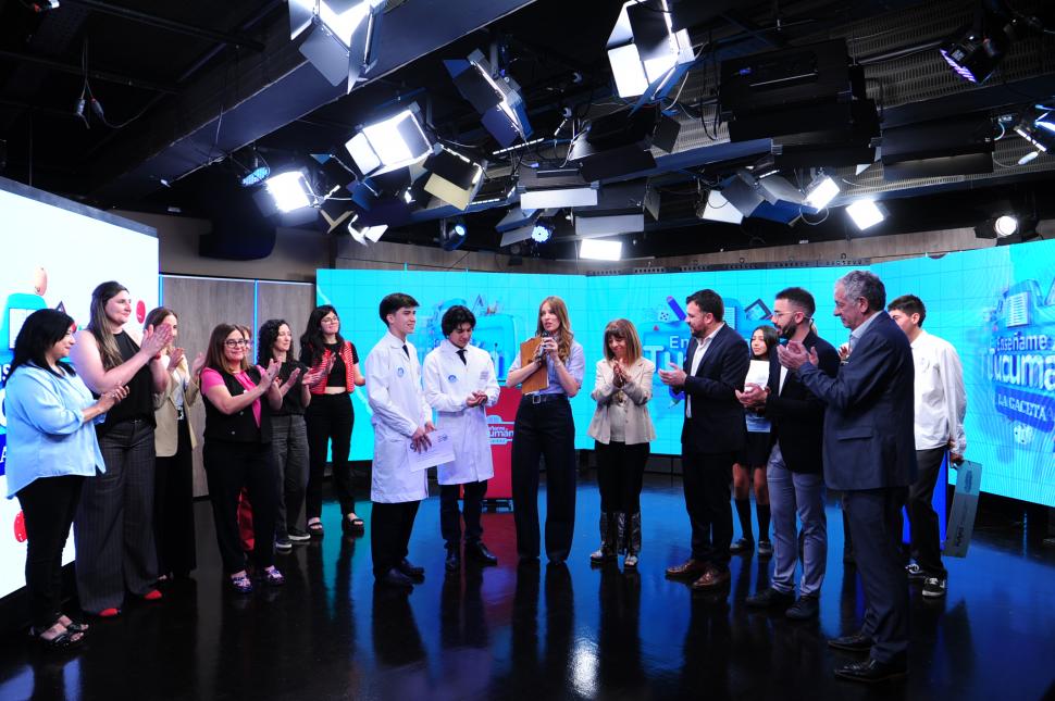 APLAUSOS Y EMOCIÓN. La Ministra de Educación y el Intendente de Monteros presenciaron la gran final.