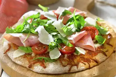 Más fermentación y menos levadura: la receta para una pizza casera más liviana