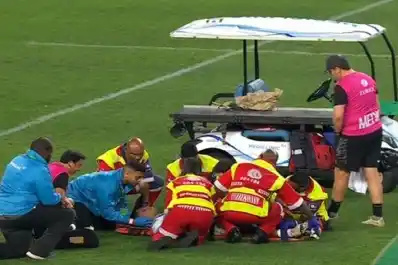 Gonzalo García causó preocupación al salir en camilla y con cuello ortopédico, pero fue sólo un susto