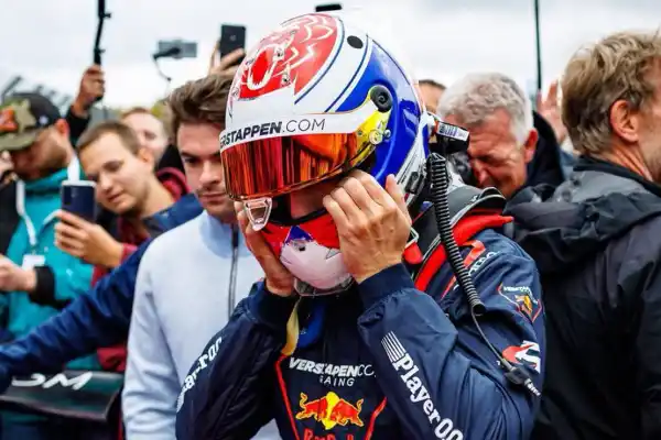 Max Verstappen debutó en GT3 en Nürburgring y ganó con autoridad en el “Infierno Verde”