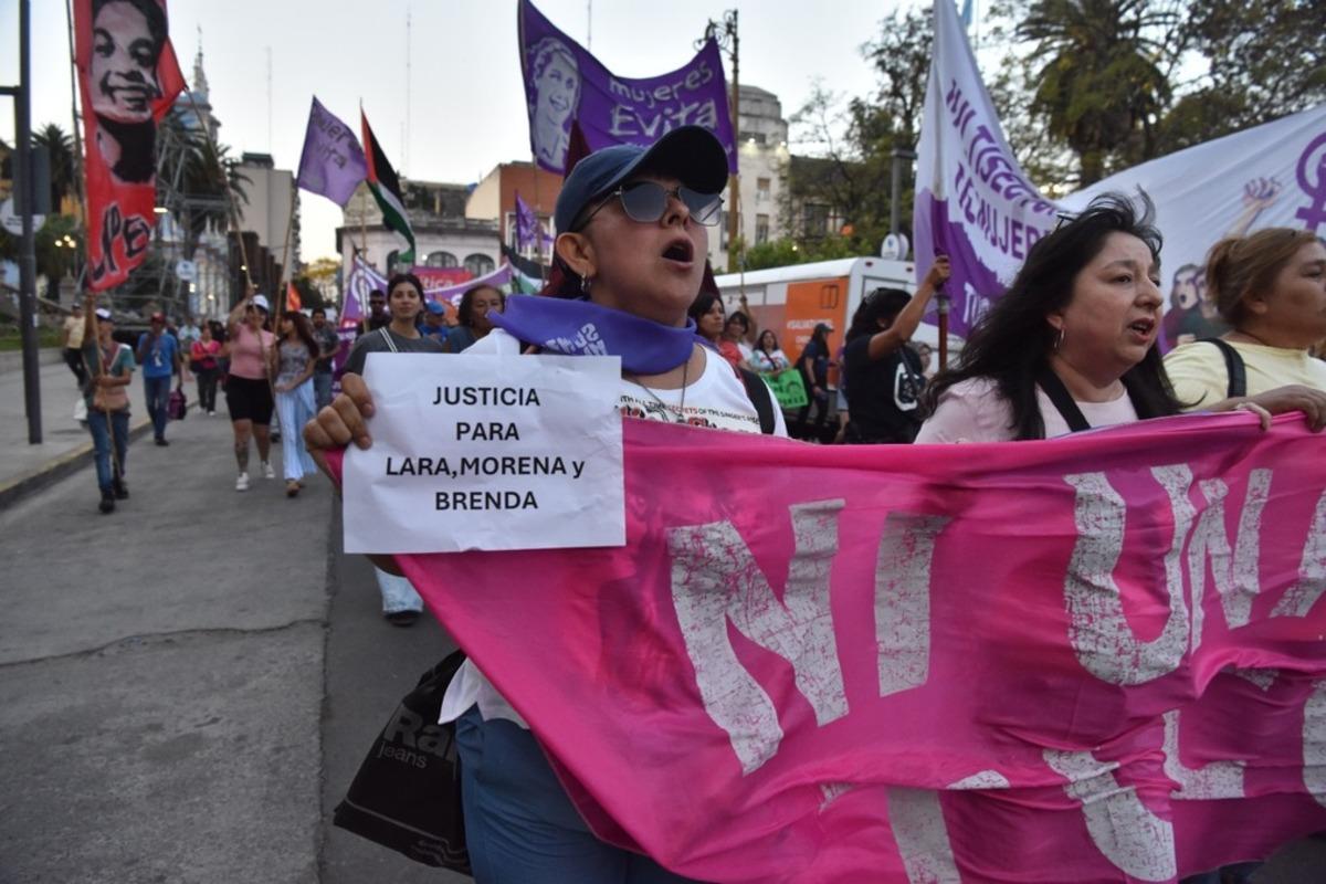 NI UNA MENOS. Marcharon para pedir justicia por el triple crimen de Florencio Varela.
