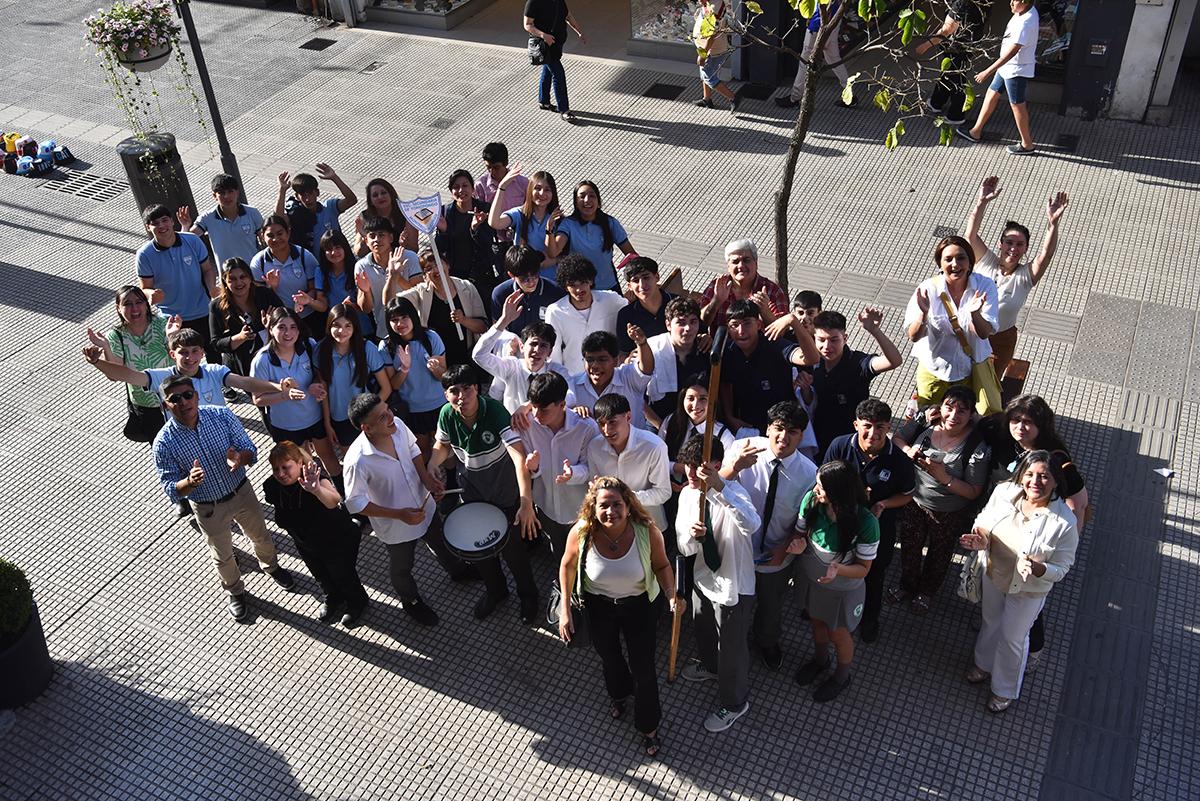 FIESTA EN LA PEATONAL. La Escuela Técnica N°1 llevó batucada y se unieron las finalistas de Yonopongo.
