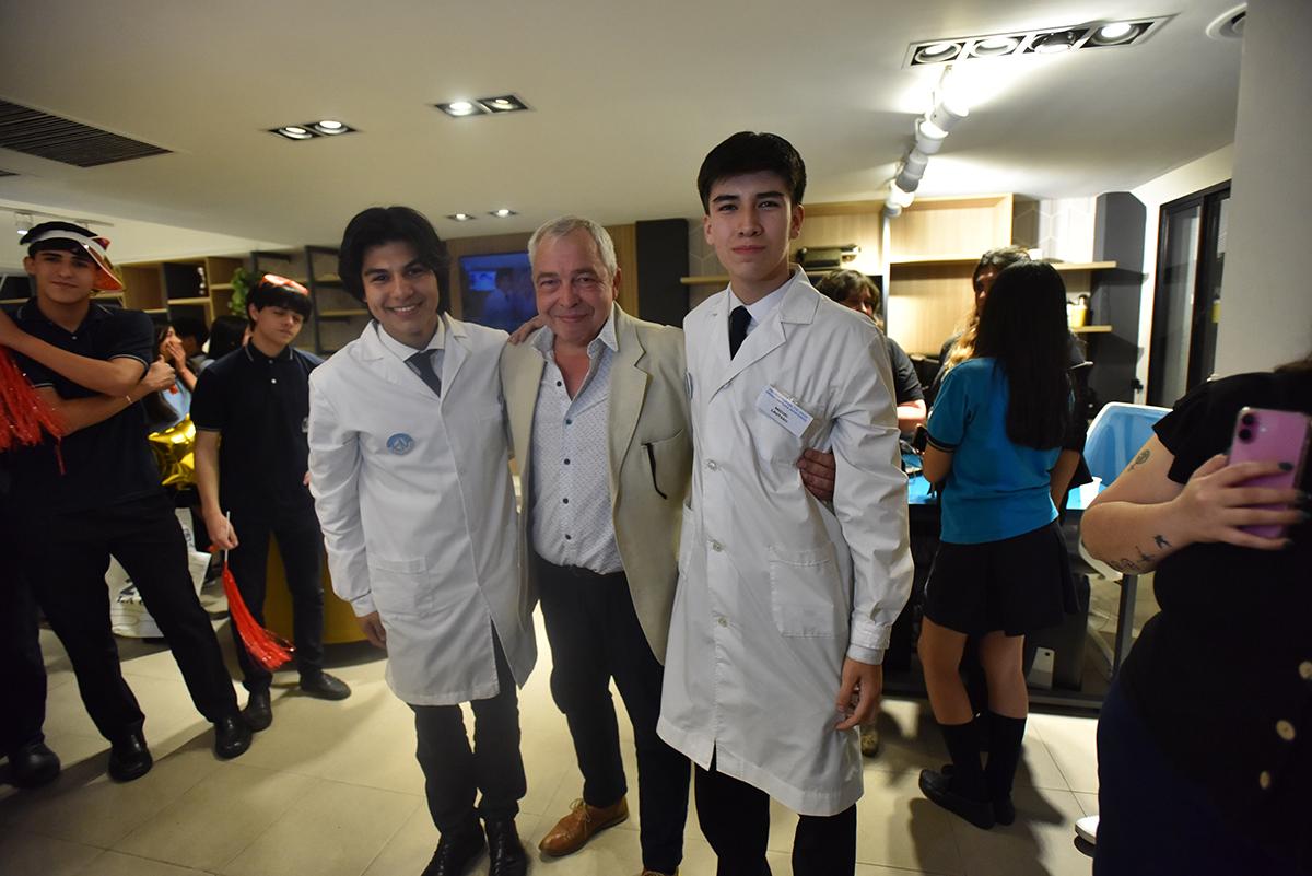 RECUERDO. El primer ganador del concurso con los nuevos campeones