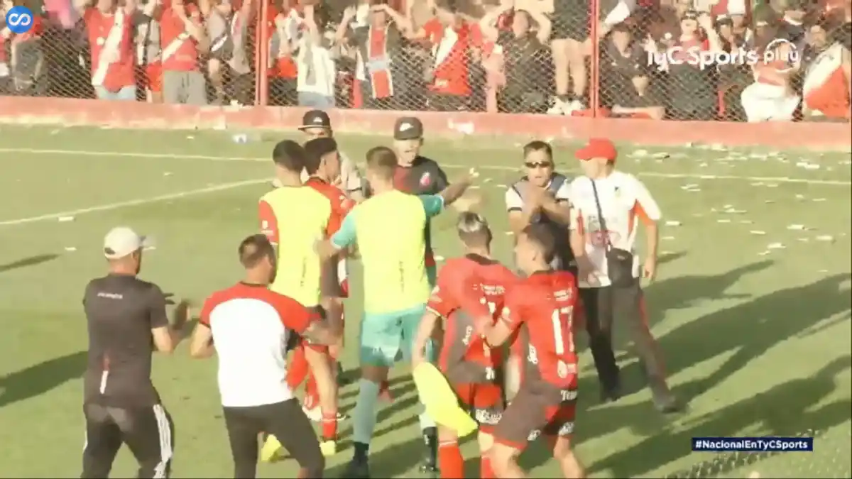 Escándalo en Mendoza: hinchas de Deportivo Maipú invadieron la cancha y golpearon a los jugadores