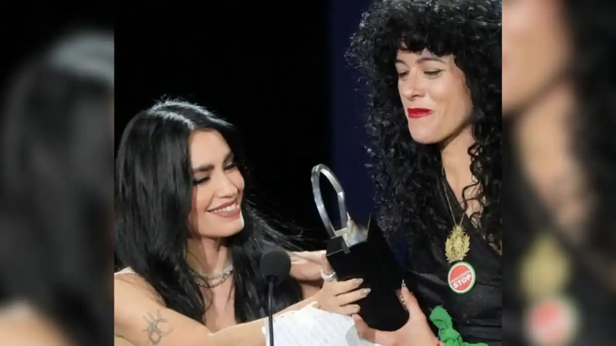 Lali le entregó la Concha de Plata a Camila Plaate en San Sebastian