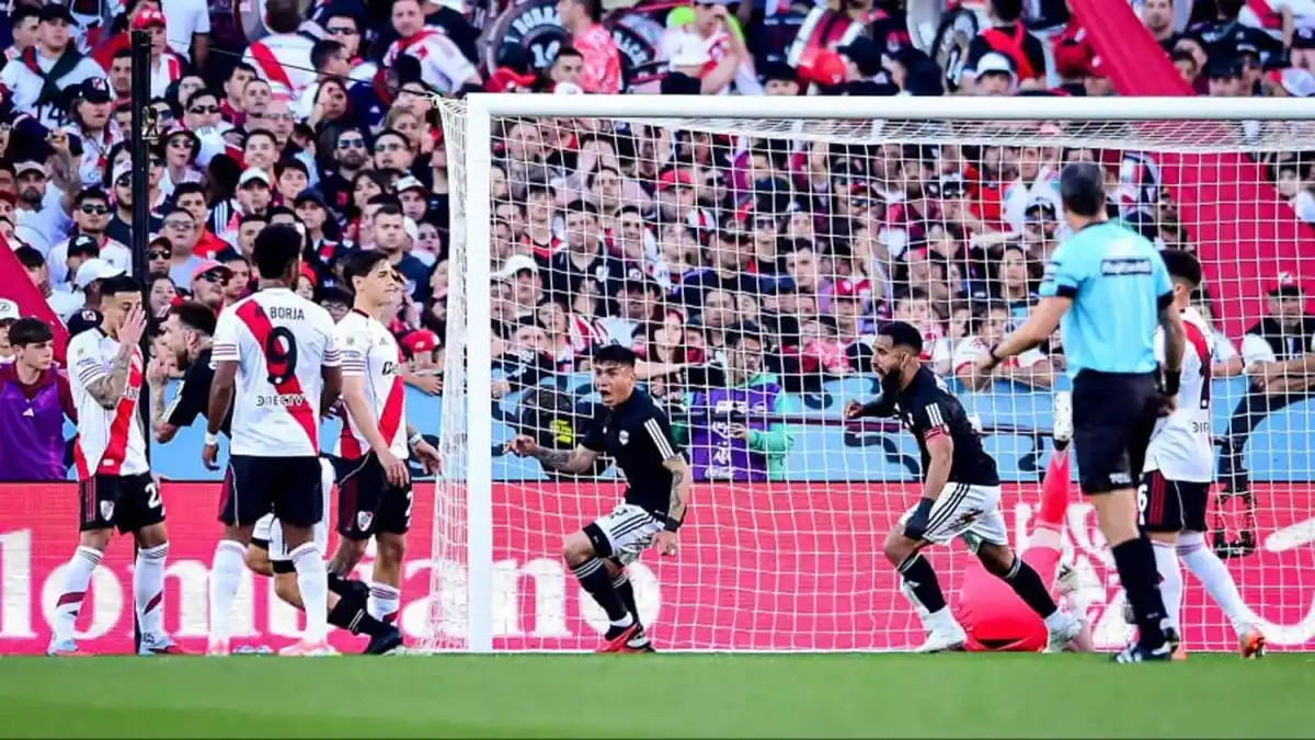 Riestra comenzó ganando con un gol de cabeza.