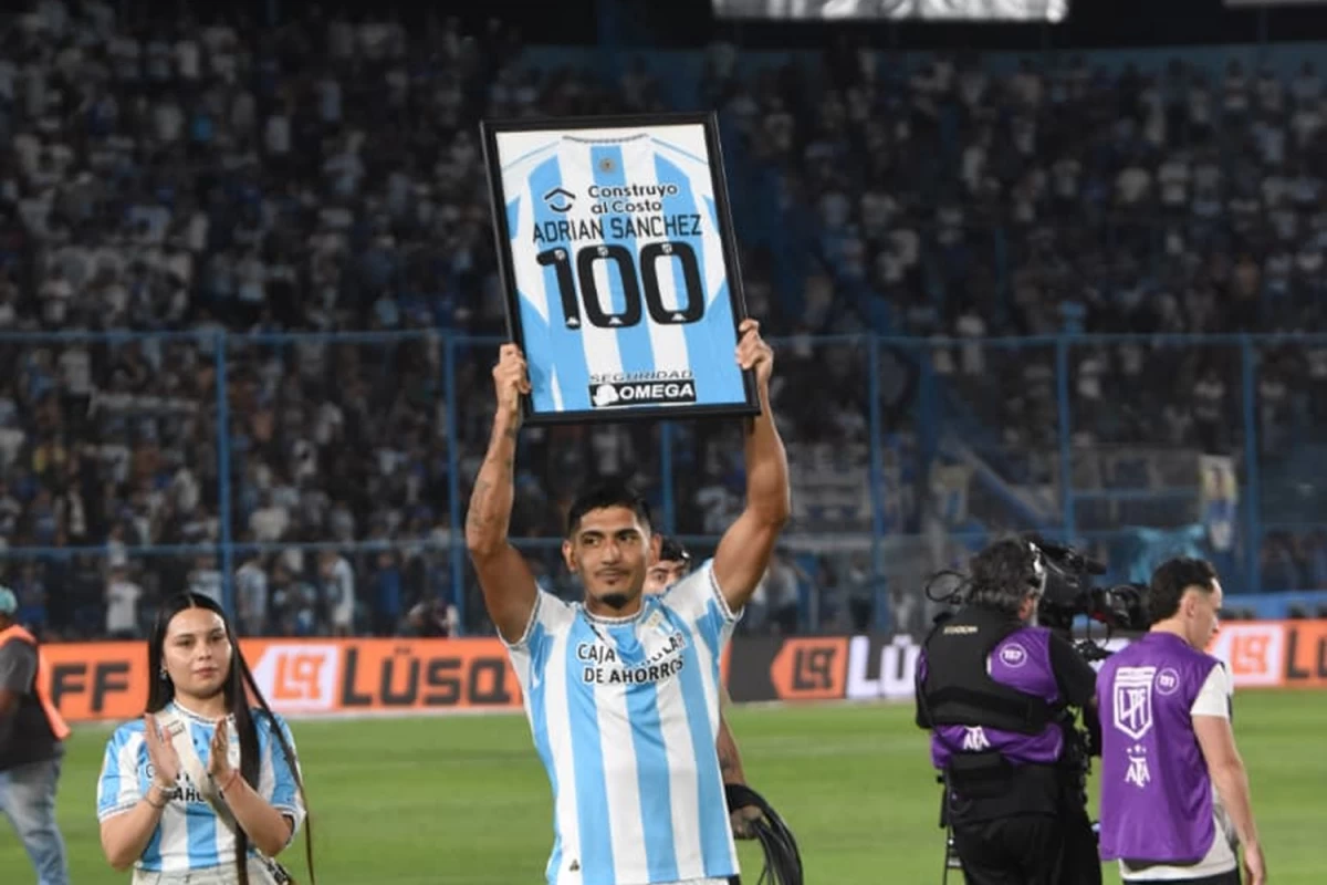Adrián Sánchez recibió un reconocimiento por los 100 partidos en Atlético Tucumán.