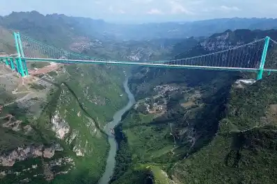 China rompe récords con el puente más alto del planeta: 625 metros sobre el vacío