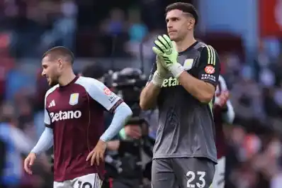 El regreso del Dibu Martínez: 200 partidos en Premier y un blooper que casi le cuesta caro a Aston Villa