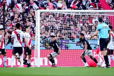 River volvió a sufrir con el juego aéreo: el gol de Riestra y un karma que no se va