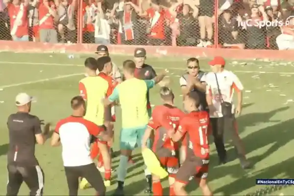 Escándalo en Mendoza: hinchas de Deportivo Maipú invadieron la cancha y golpearon a los jugadores