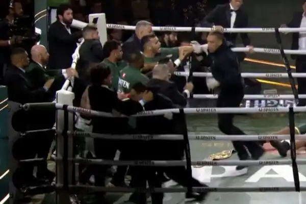 Video: la pelea entre una leyenda del boxeo brasileño y un histórico campeón de MMA terminó en escándalo en San Pablo