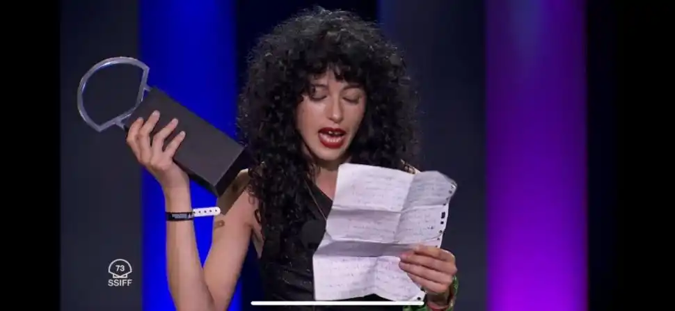 DISCURSO ESCRITO A MANO. Camila Pláate reivindicó la lucha de las mujeres en San Sebastián.