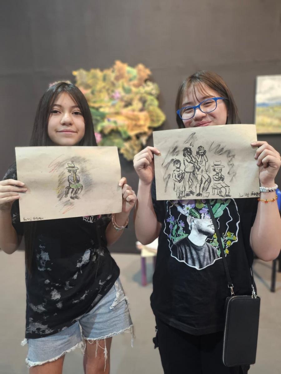 AMIGAS. Luisana y Florentina muestran sus obras terminadas. 
