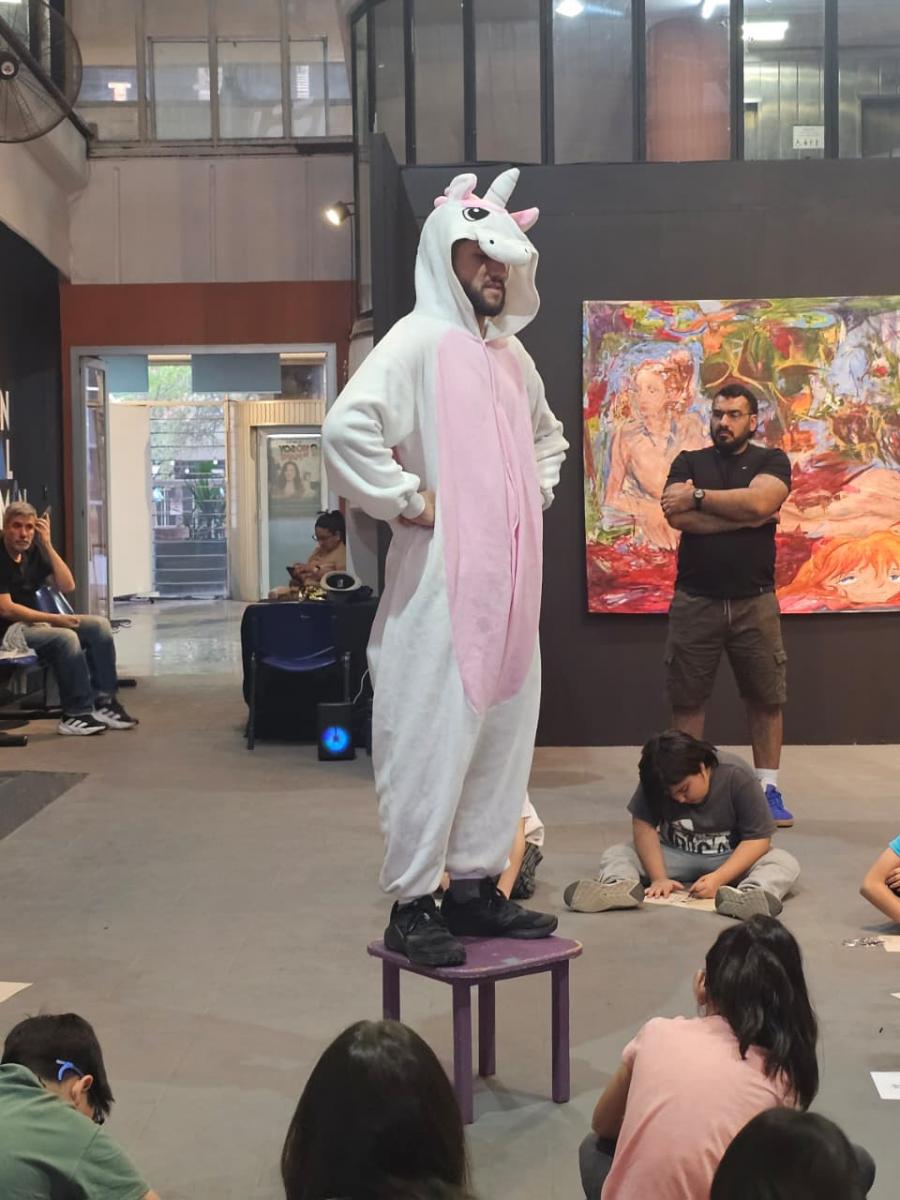 MODELO VIVO. Los niños retrataron a un padre que se animó a posar para todos con un disfraz de unicornio. 