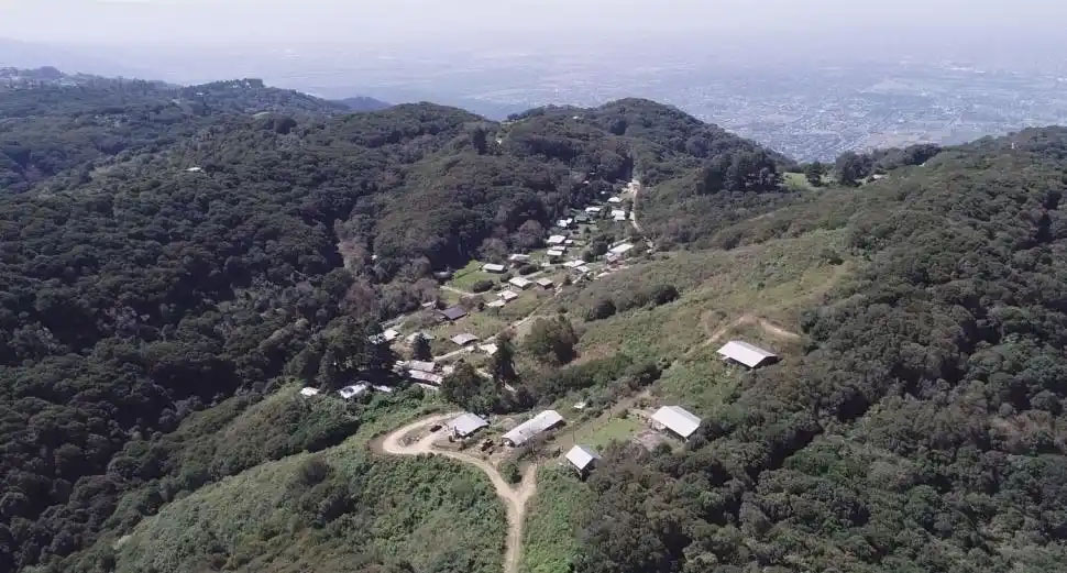 DESDE ARRIBA. El predio de Las Pirámides, tomado por un drone.