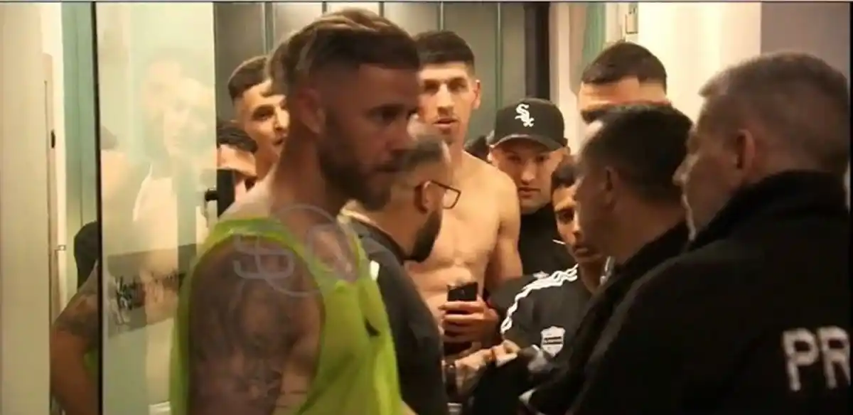 Los jugadores de Riestra se acercaron al vestuario de River para intercambiar las camisetas.