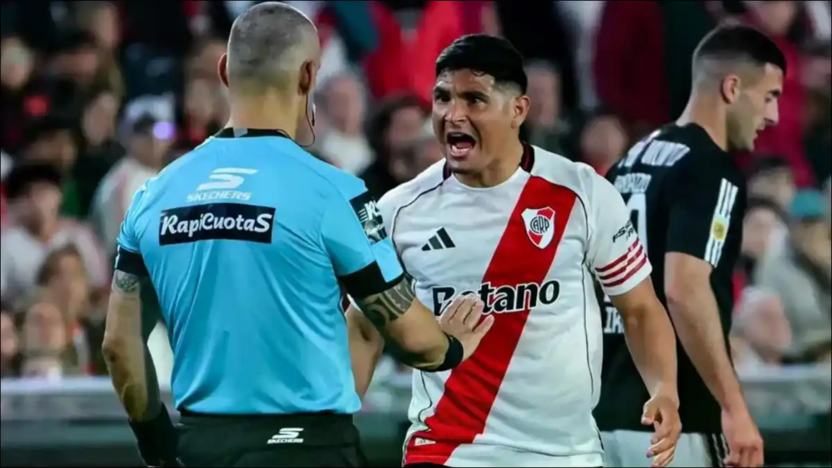 SALAS PIERDE LOS ESTRIBOS. El delantero increpó al árbitro en la jugada que derivó en su expulsión.