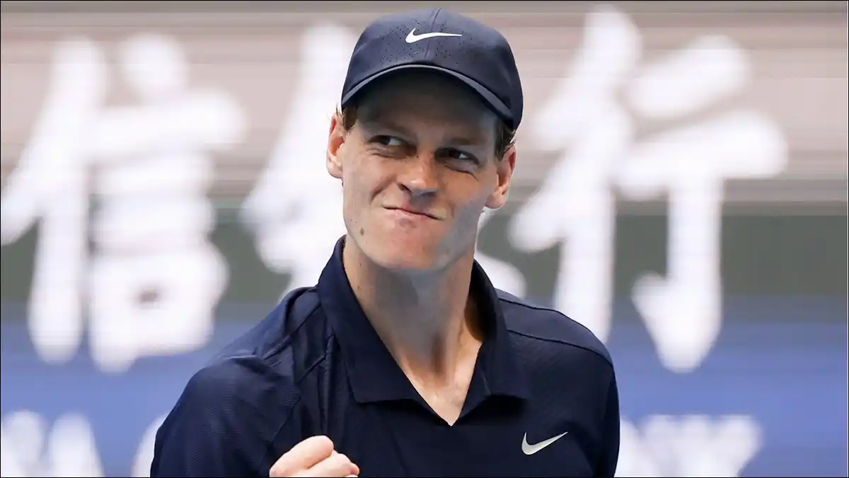 UNA SEMI MÁS. Jannik Sinner cerró el partido con una remontada en el segundo set y ya piensa en su duelo ante De Miñaur en el ATP 500 de Pekín.