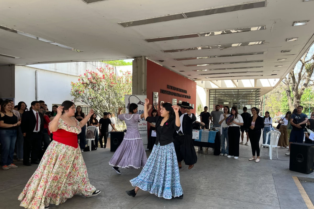 DEMOSTRACIÓN DE FOLCLORE. En la Expo de Psicología de la UNT mostraron que se pueden aprender sobre el cerebro a partir de danzas tradicionales.