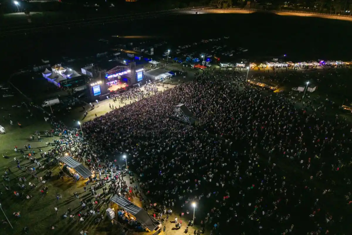 MULTITUD. Una imagen tomada con un drone por encima del escenario montado en el Hipódromo. FOTO PRENSA MUNICIPALIDAD SAN MIGUEL DE TUCUMÁN
