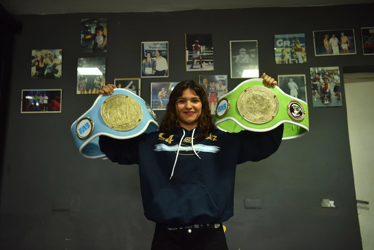 La tucumana Verónica “C-Cuatra” Ruiz muestra con orgullo los cinturones argentino y sudamericano que la consagraron campeona.
