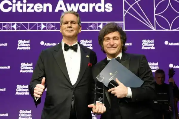 Expectativas, dólares y respaldo externo: las claves que anestesiaron al mercado en plena campaña