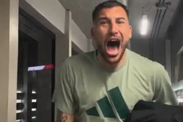 “Llorá Tata”: la foto viral del técnico de Deportivo Riestra tras la histórica victoria contra River Plate