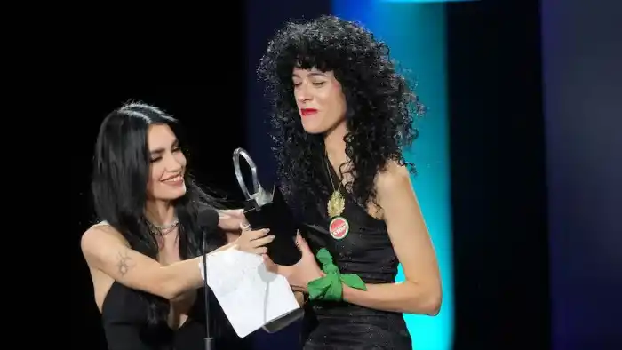 GALARDÓN. “Lali” Espósito le entrega la “Concha de Plata” a Camila Pláate en San Sebastián.