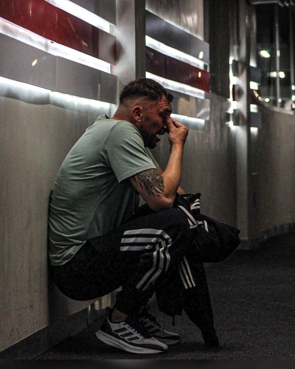 “Llorá Tata”: la foto viral del técnico de Deportivo Riestra tras la histórica victoria contra River Plate