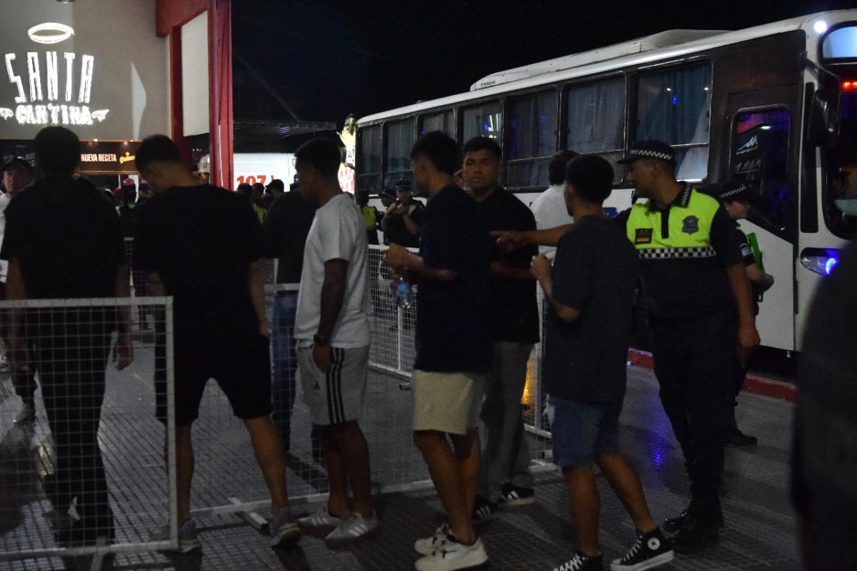 SEGURIDAD. La Policía intervino y pidió a los jugadores que vuelvan al vestuario hasta que la situación se calmara.